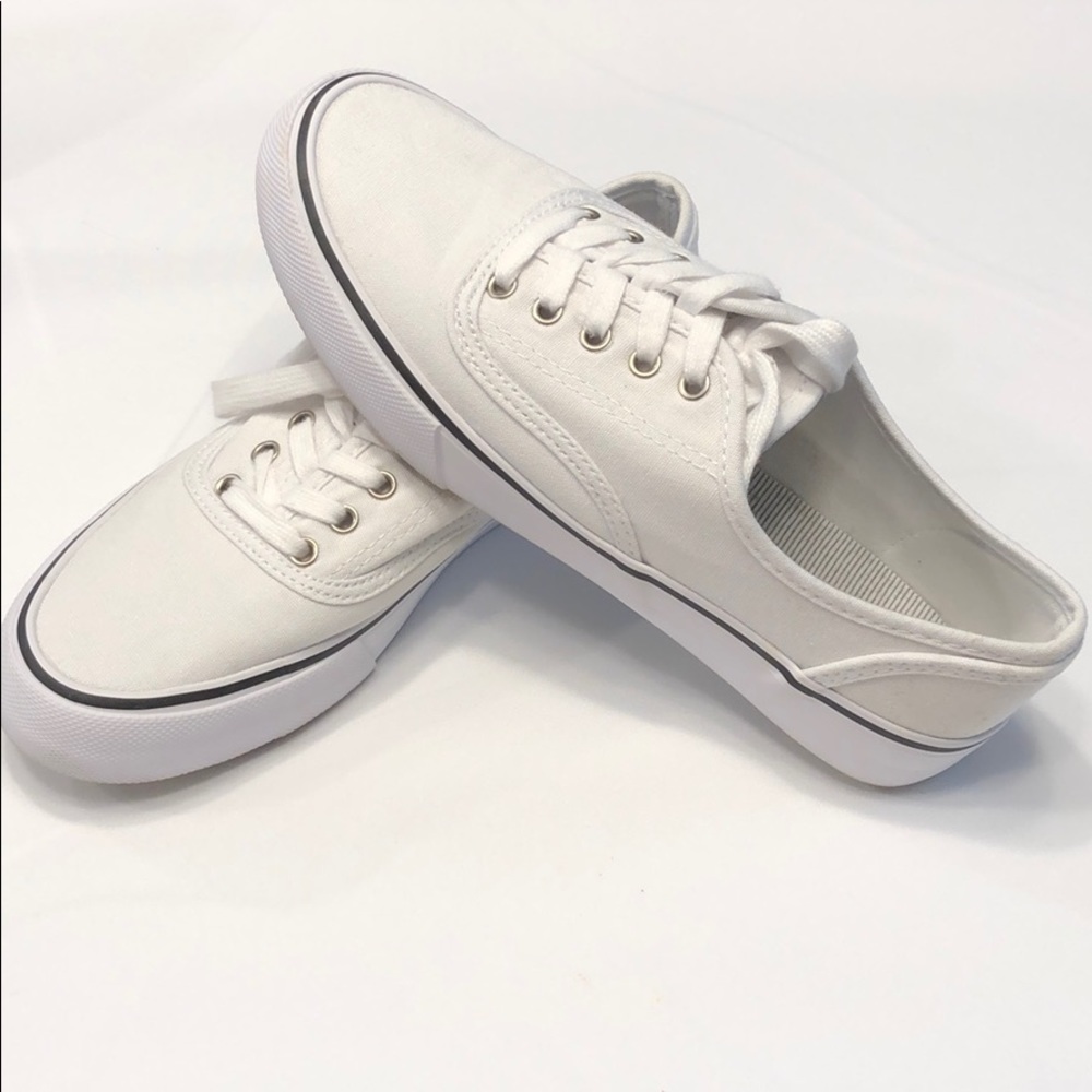 Women’s size 9 tennis shoe